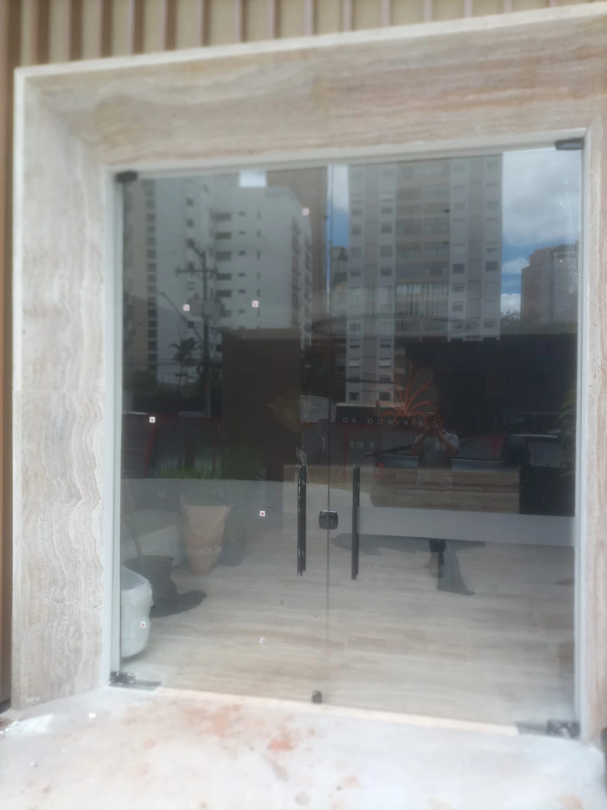 Entrada em vidro